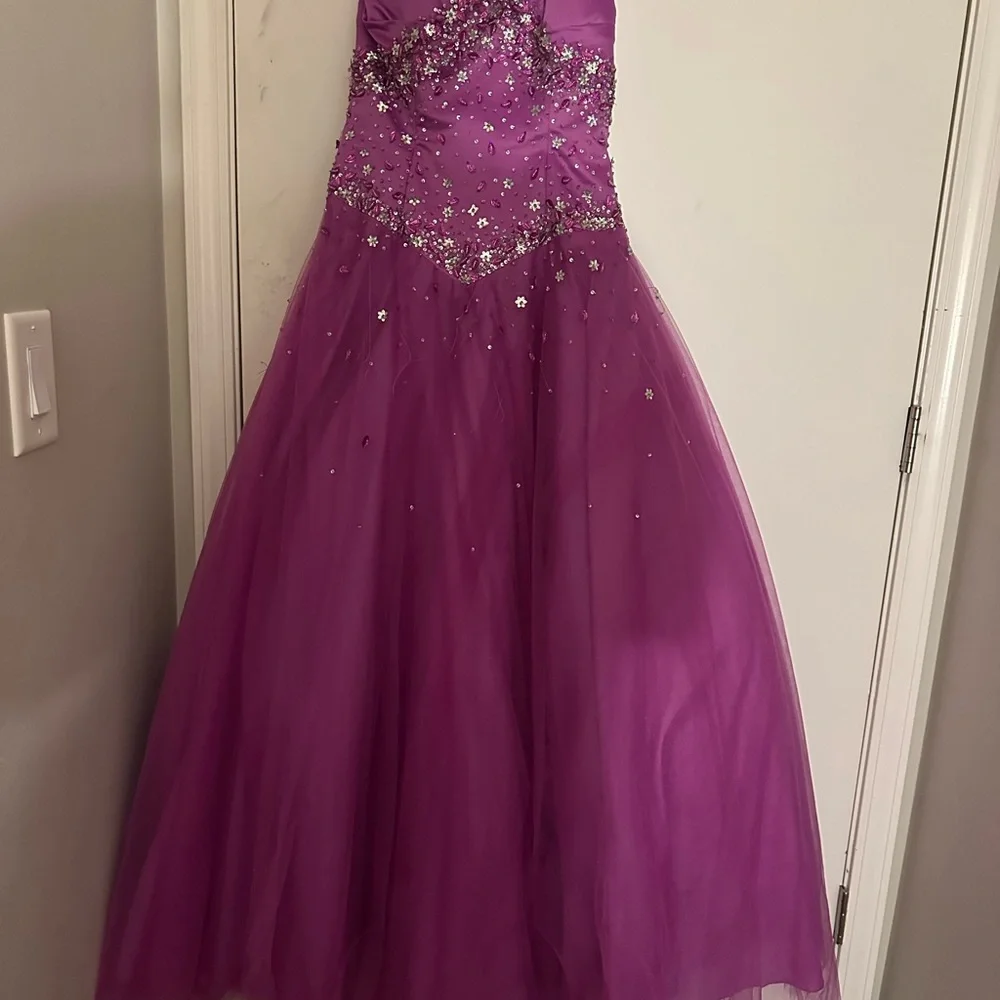 I wore this dress and a spring formal a few years ago. - Picture 5 of 13